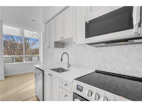 102-16 Dallimore Circle, Toronto, ON - Indoor Photo Showing Kitchen