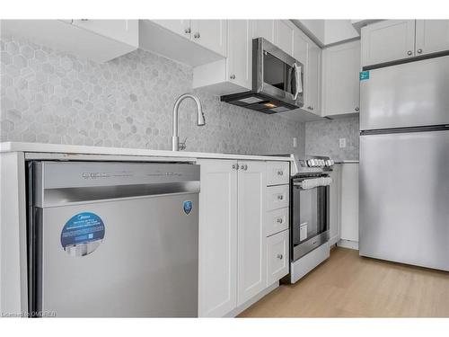 102-16 Dallimore Circle, Toronto, ON - Indoor Photo Showing Kitchen