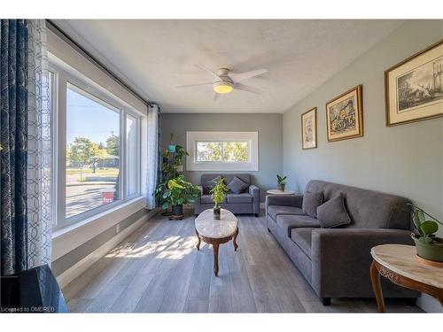 55 Allan Avenue, Hamilton, ON - Indoor Photo Showing Living Room