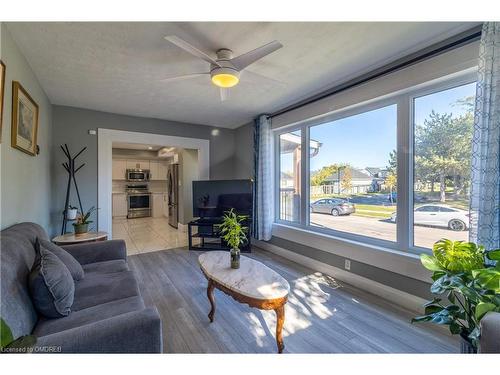 55 Allan Avenue, Hamilton, ON - Indoor Photo Showing Living Room