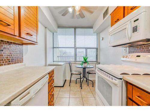 404-81 Church Street, Kitchener, ON - Indoor Photo Showing Kitchen