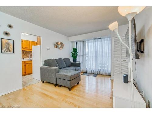 404-81 Church Street, Kitchener, ON - Indoor Photo Showing Living Room