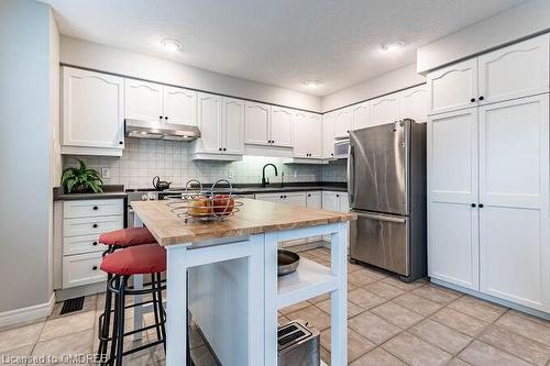 554 Dansbury Drive, Waterloo, ON - Indoor Photo Showing Kitchen With Stainless Steel Kitchen