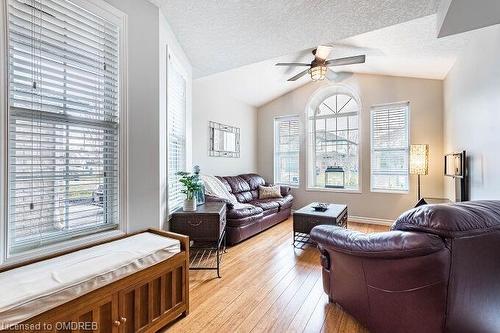 554 Dansbury Drive, Waterloo, ON - Indoor Photo Showing Living Room