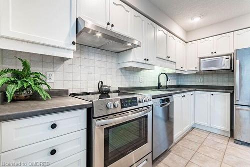 554 Dansbury Drive, Waterloo, ON - Indoor Photo Showing Kitchen With Stainless Steel Kitchen With Upgraded Kitchen