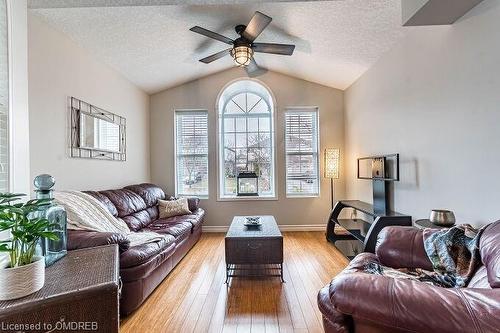 554 Dansbury Drive, Waterloo, ON - Indoor Photo Showing Living Room