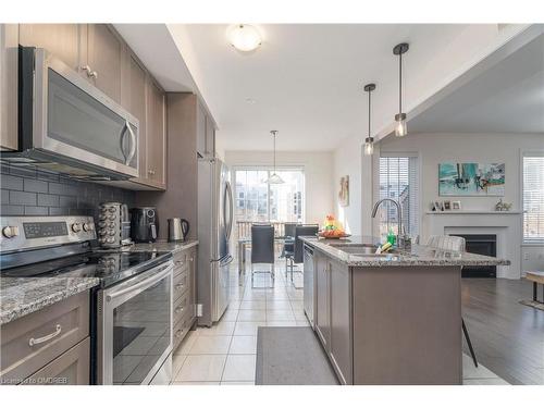 3094 Blackfriar Common, Oakville, ON - Indoor Photo Showing Kitchen With Upgraded Kitchen