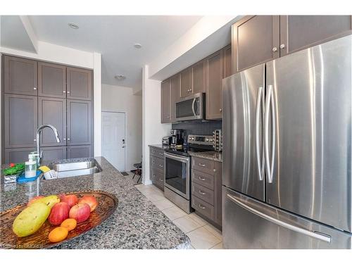 3094 Blackfriar Common, Oakville, ON - Indoor Photo Showing Kitchen With Double Sink With Upgraded Kitchen