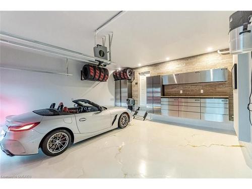 8788 Dogwood Crescent, Niagara Falls, ON - Indoor Photo Showing Garage