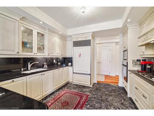 304-68 Yorkville Avenue, Toronto, ON - Indoor Photo Showing Kitchen