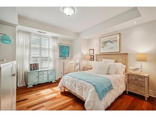 304-68 Yorkville Avenue, Toronto, ON - Indoor Photo Showing Bedroom