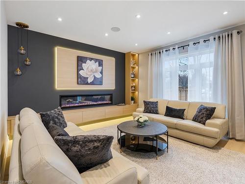 395 Klein Circle, Ancaster, ON - Indoor Photo Showing Living Room