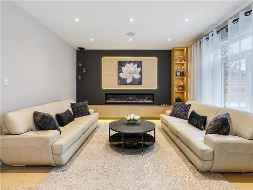 395 Klein Circle, Ancaster, ON - Indoor Photo Showing Living Room