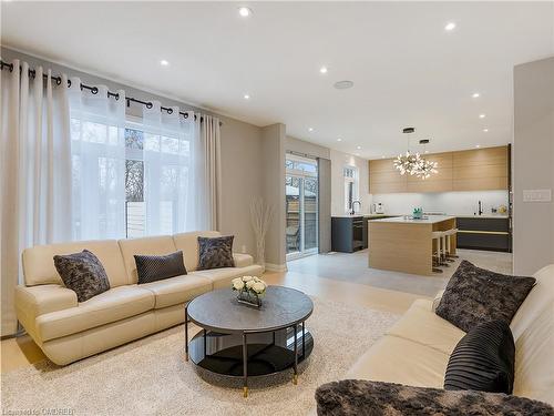 395 Klein Circle, Ancaster, ON - Indoor Photo Showing Living Room