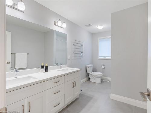 395 Klein Circle, Ancaster, ON - Indoor Photo Showing Bathroom