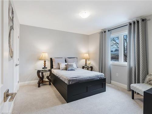 395 Klein Circle, Ancaster, ON - Indoor Photo Showing Bedroom