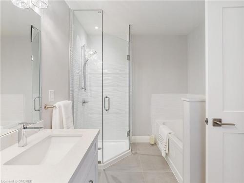 395 Klein Circle, Ancaster, ON - Indoor Photo Showing Bathroom