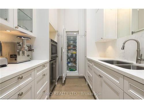 45-11 Lambeth Lane, Puslinch, ON - Indoor Photo Showing Kitchen With Double Sink With Upgraded Kitchen