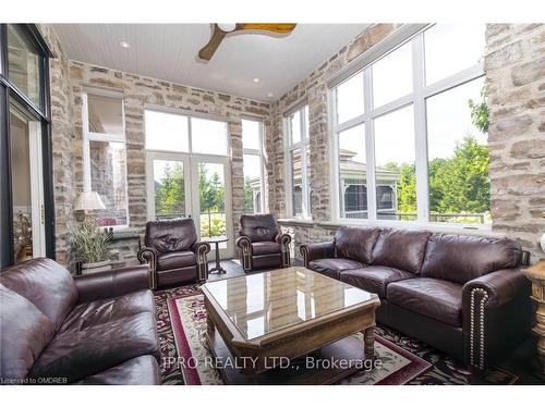 45-11 Lambeth Lane, Puslinch, ON - Indoor Photo Showing Living Room