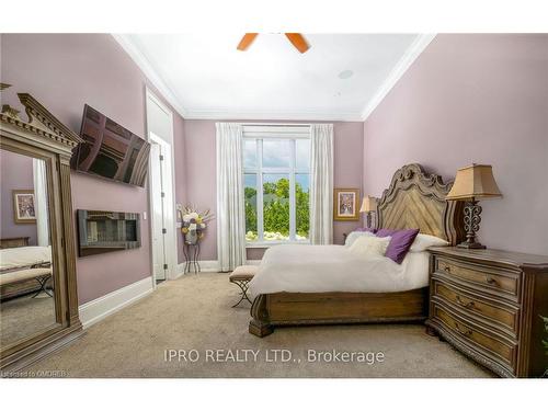 45-11 Lambeth Lane, Puslinch, ON - Indoor Photo Showing Bedroom