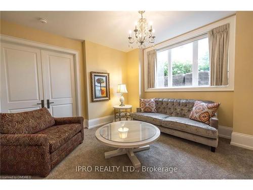 45-11 Lambeth Lane, Puslinch, ON - Indoor Photo Showing Living Room