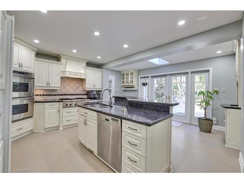 1275 Donlea Crescent, Oakville, ON - Indoor Photo Showing Kitchen With Upgraded Kitchen