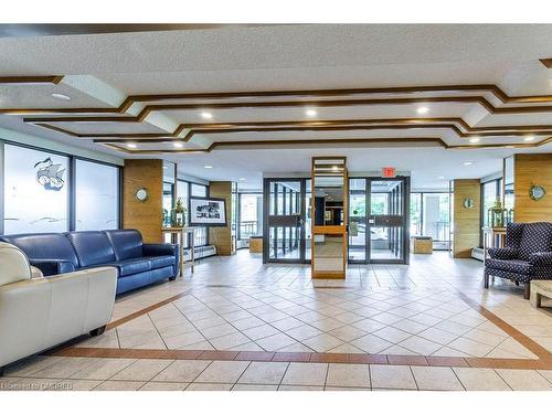 1809-5250 Lakeshore Road, Burlington, ON - Indoor