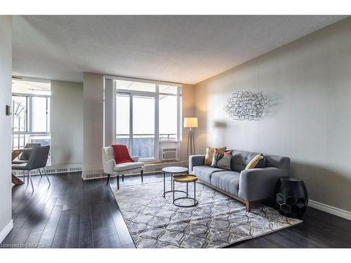 1809-5250 Lakeshore Road, Burlington, ON - Indoor Photo Showing Living Room