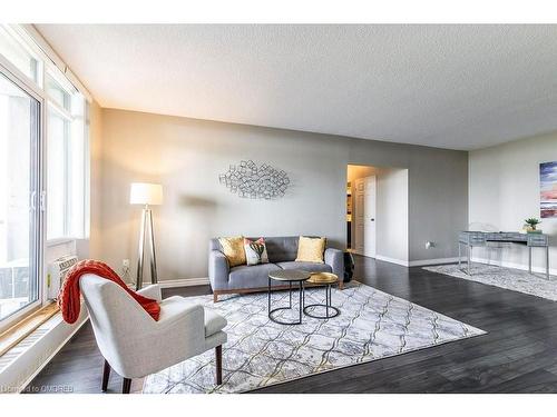 1809-5250 Lakeshore Road, Burlington, ON - Indoor Photo Showing Living Room