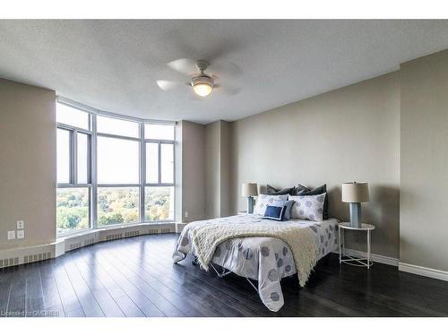 1809-5250 Lakeshore Road, Burlington, ON - Indoor Photo Showing Bedroom