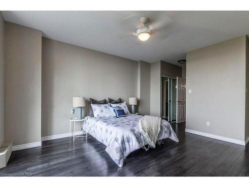 1809-5250 Lakeshore Road, Burlington, ON - Indoor Photo Showing Bedroom