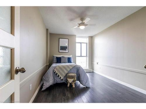 1809-5250 Lakeshore Road, Burlington, ON - Indoor Photo Showing Bedroom