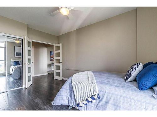 1809-5250 Lakeshore Road, Burlington, ON - Indoor Photo Showing Bedroom