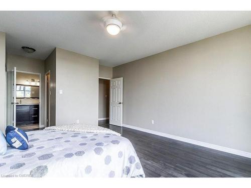 1809-5250 Lakeshore Road, Burlington, ON - Indoor Photo Showing Bedroom