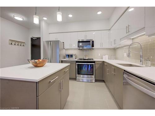 413-399 Queen Street S, Kitchener, ON - Indoor Photo Showing Kitchen With Upgraded Kitchen