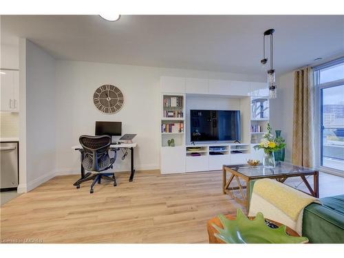 413-399 Queen Street S, Kitchener, ON - Indoor Photo Showing Living Room