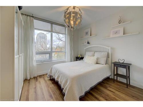 413-399 Queen Street S, Kitchener, ON - Indoor Photo Showing Bedroom