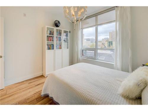 413-399 Queen Street S, Kitchener, ON - Indoor Photo Showing Bedroom