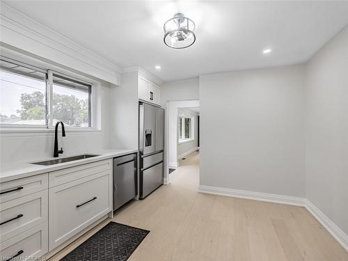 222 Hammersmith Court, Burlington, ON - Indoor Photo Showing Kitchen