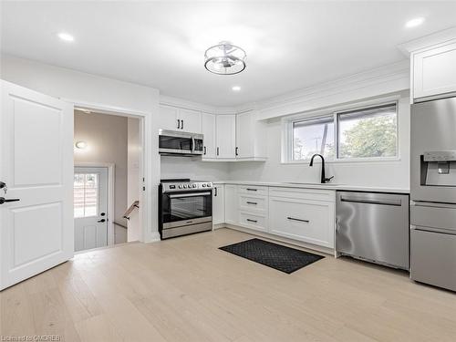 222 Hammersmith Court, Burlington, ON - Indoor Photo Showing Kitchen