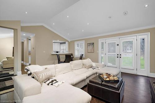 1434 Progreston Road, Hamilton, ON - Indoor Photo Showing Living Room