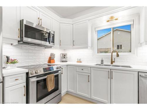 8383 Heikoop Crescent, Niagara Falls, ON - Indoor Photo Showing Kitchen With Double Sink With Upgraded Kitchen