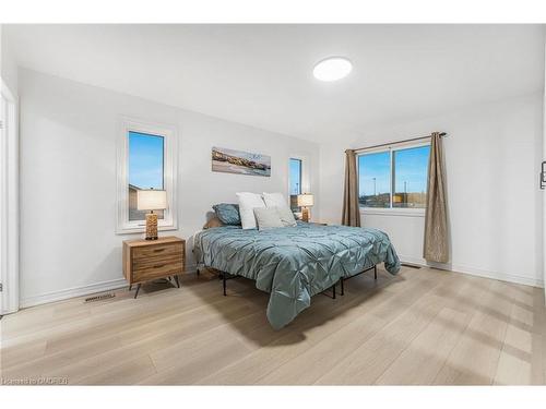 8383 Heikoop Crescent, Niagara Falls, ON - Indoor Photo Showing Bedroom