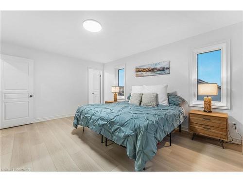 8383 Heikoop Crescent, Niagara Falls, ON - Indoor Photo Showing Bedroom