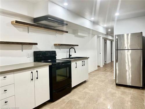 8383 Heikoop Crescent, Niagara Falls, ON - Indoor Photo Showing Kitchen