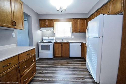 5716 Deerbrook Street, Niagara Falls, ON - Indoor Photo Showing Kitchen With Double Sink