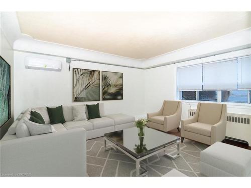 2-145 Victoria Avenue S, Hamilton, ON - Indoor Photo Showing Living Room