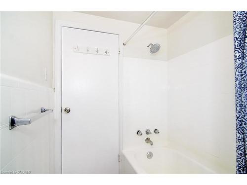 2-145 Victoria Avenue S, Hamilton, ON - Indoor Photo Showing Bathroom