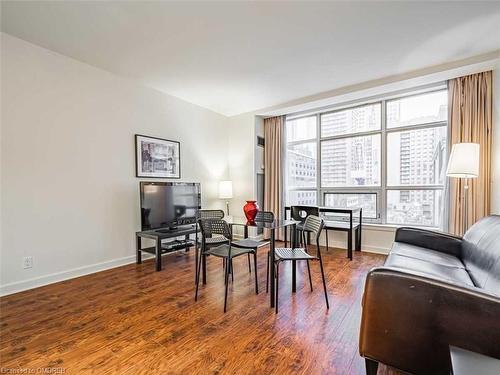 609-36 Blue Jays Way, Toronto, ON - Indoor Photo Showing Living Room