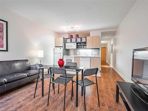 609-36 Blue Jays Way, Toronto, ON - Indoor Photo Showing Living Room